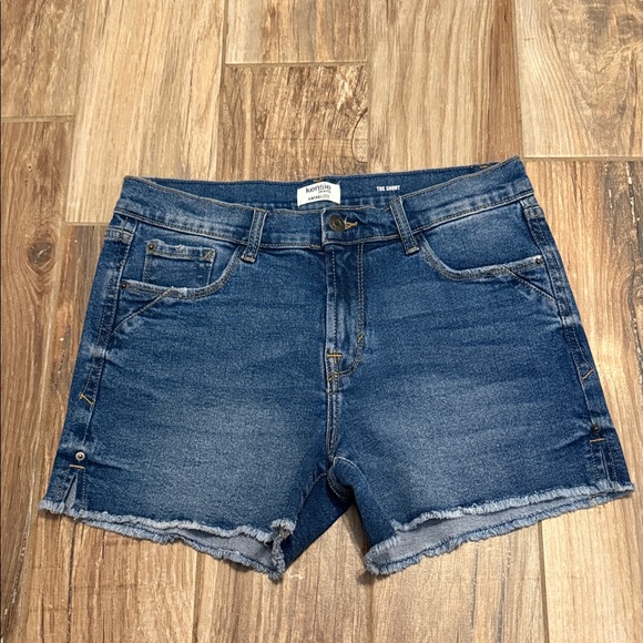 Kensie Mid Rise Frayed Hem Shorts - Picture 2 of 5